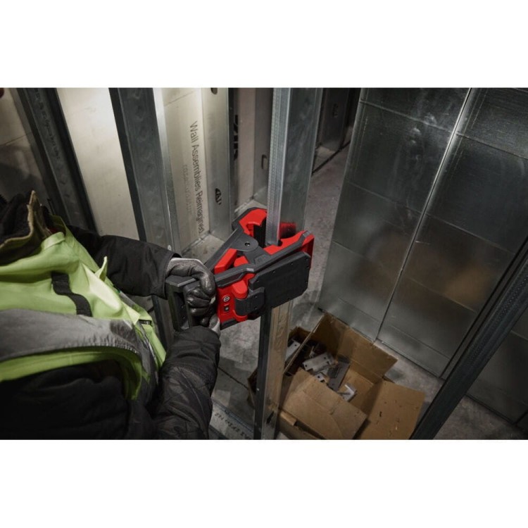 M18 Lampa z zaciskiem do oświetlania powierzchni 4933493547 - techniktools